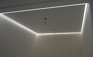 Натяжные потолки с контурной подсветкой в комнате 15м2