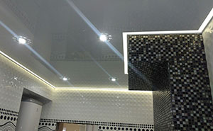 Натяжные потолки с контурной подсветкой в сауне 9м2