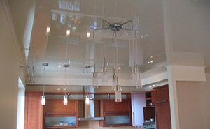 Глянцевый натяжной потолок на кухне