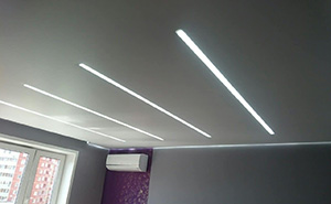 Натяжной потолок в спальне 15м2 со световыми линиями