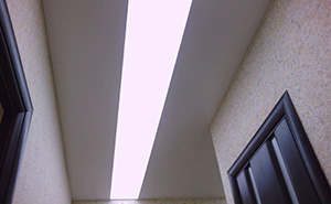 Натяжной потолок в коридоре 3м2 со световыми линиями
