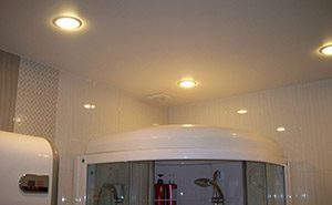 Матовый натяжной потолок в ванной
